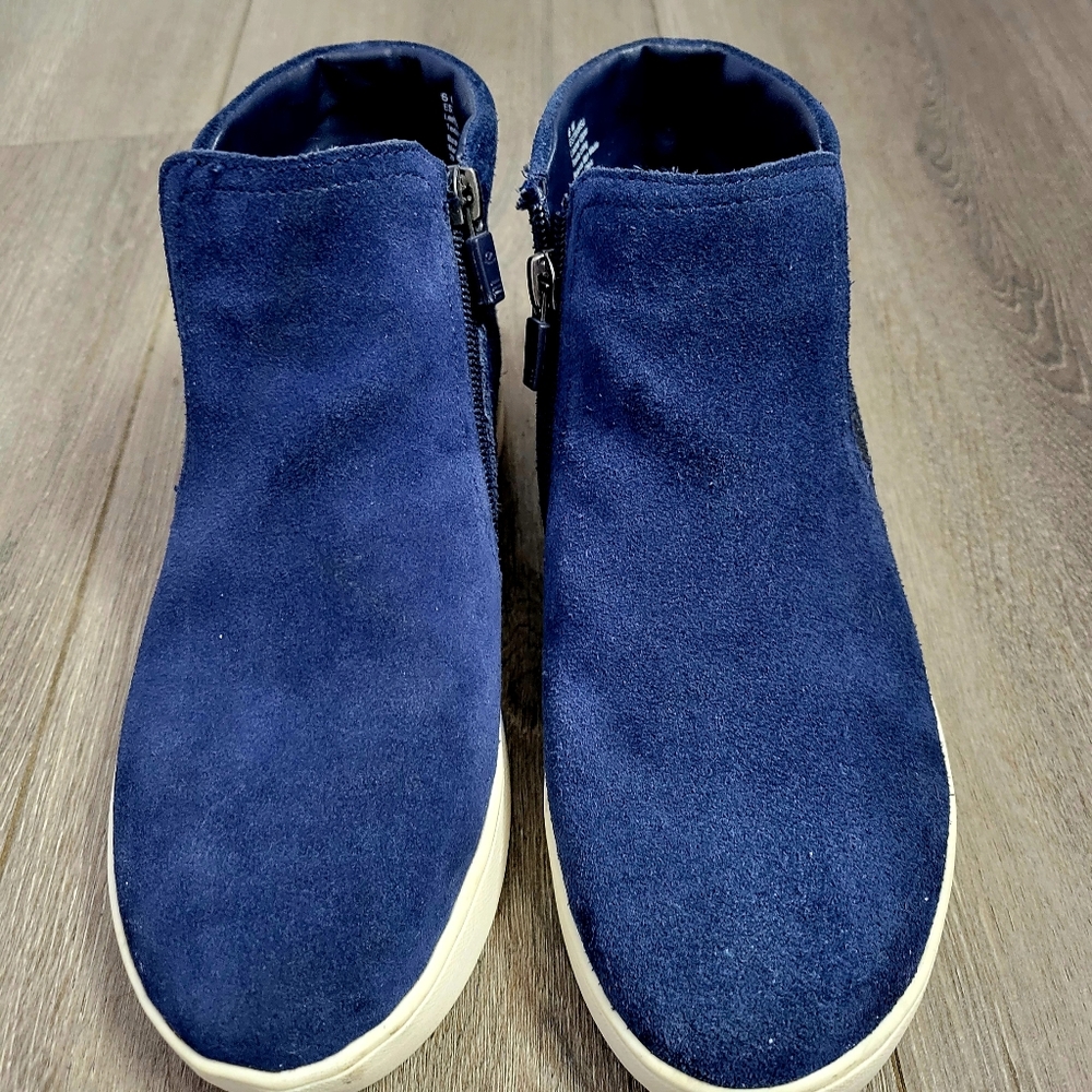 Easy Spirit blue suede ankle booties US 6W. In excellent condition.
